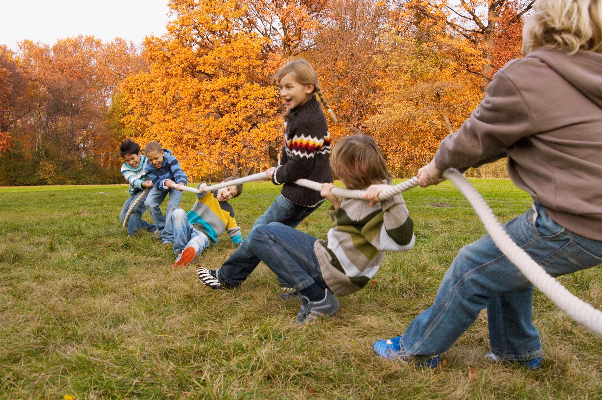 Школьные развлечения. Дети на свежем воздухе. Дети на прогулке. Прогулки на свежем воздухе. Игры на свежем воздухе для детей.
